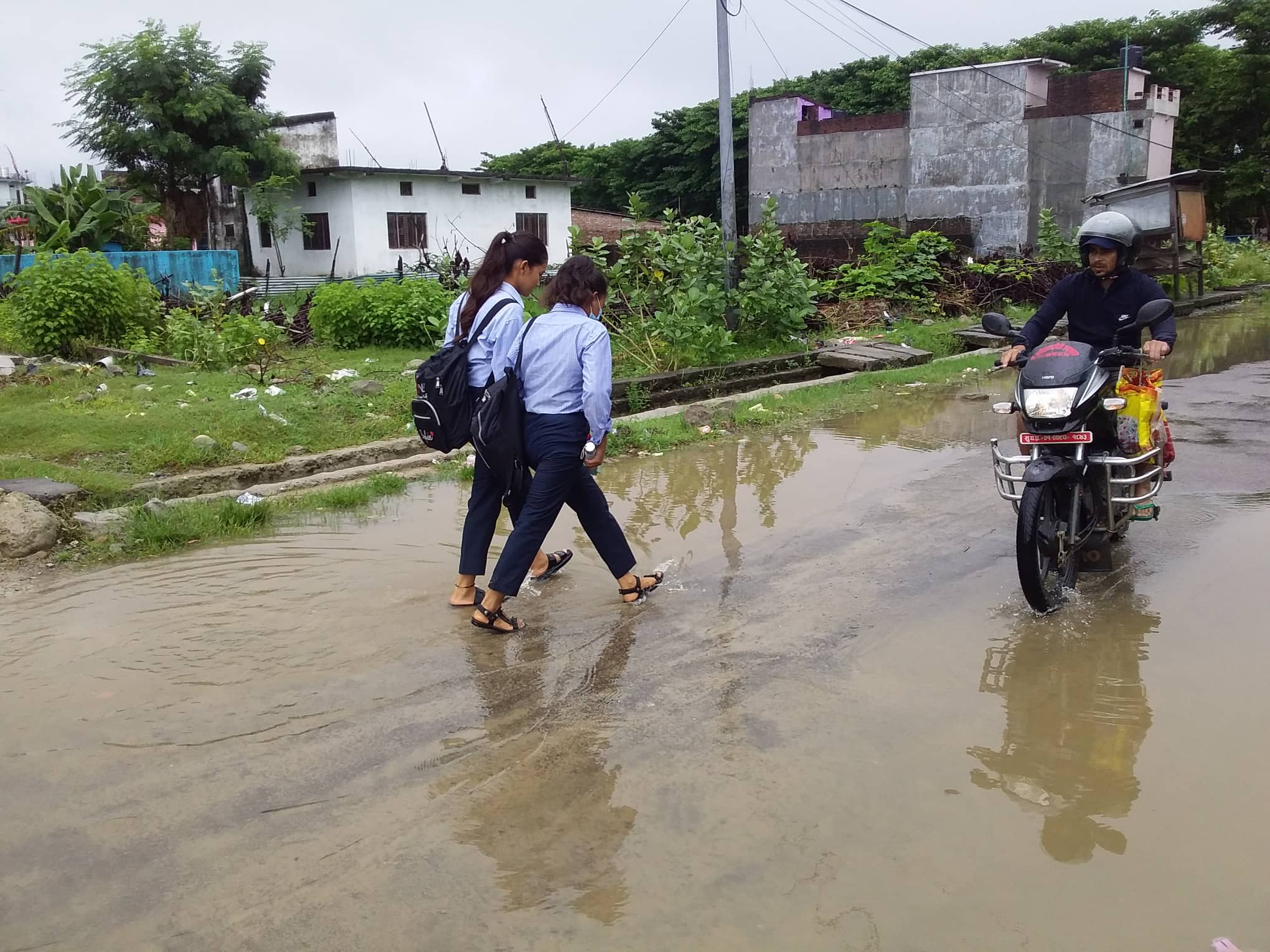 लगातारको वर्षापछि अत्तरियाको रिङरोड भयो यस्तो (फोटो फिचर)